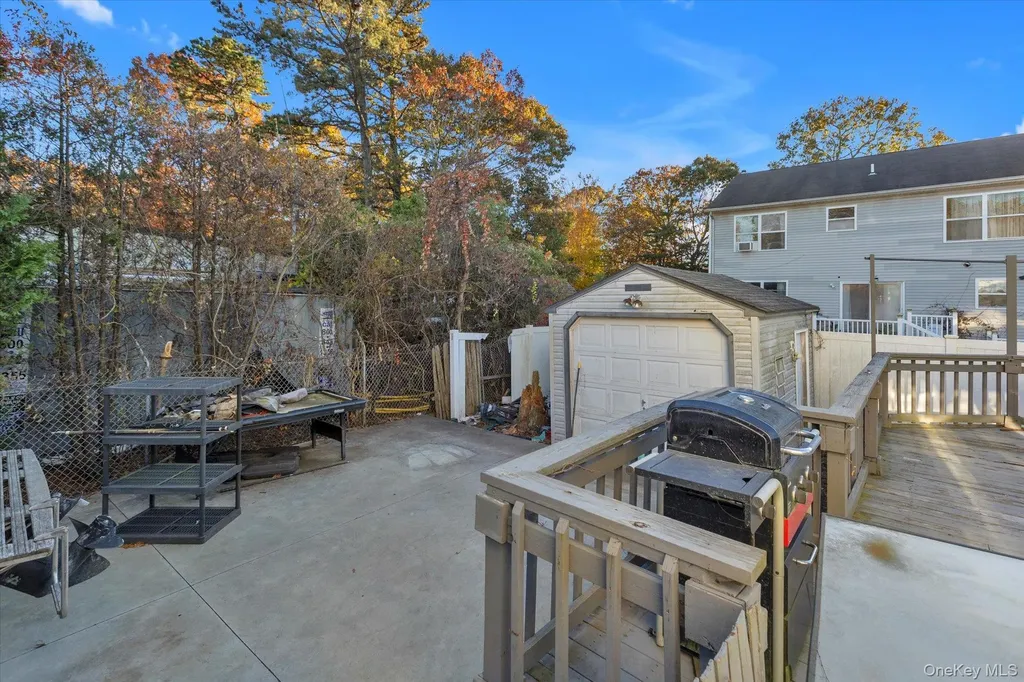 17 Ostend Circle Shirley NY 11967