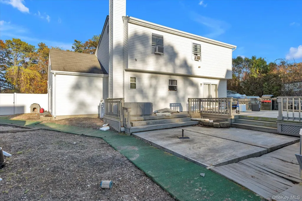 17 Ostend Circle Shirley NY 11967