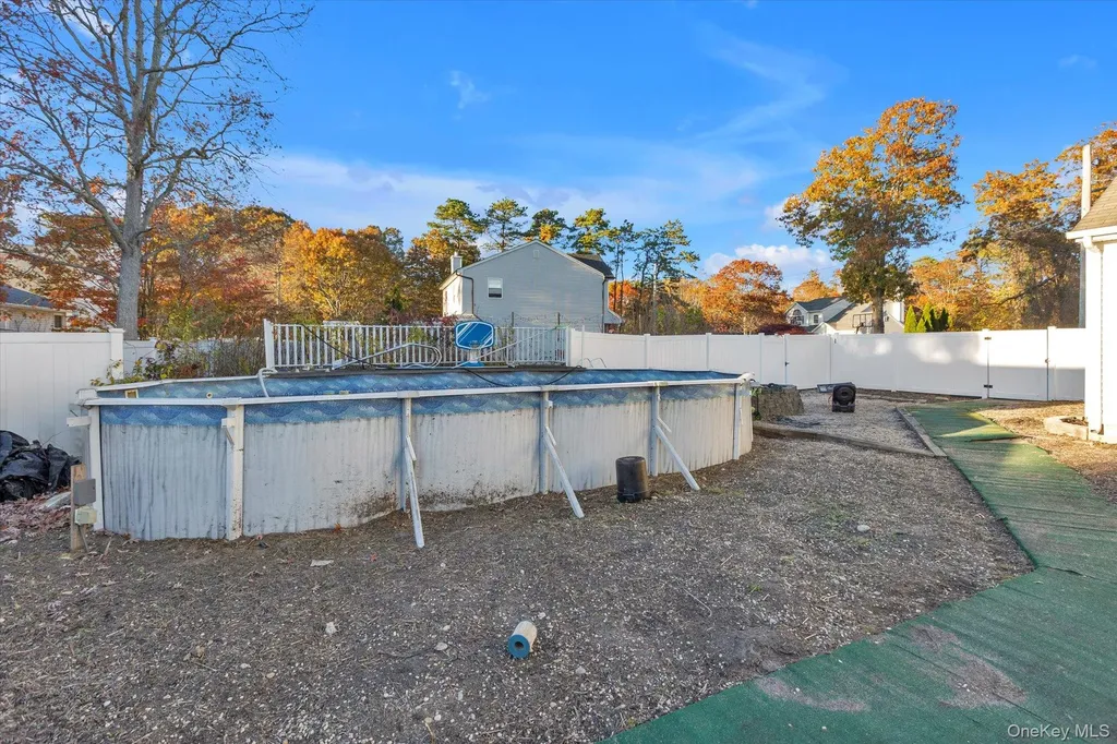 17 Ostend Circle Shirley NY 11967