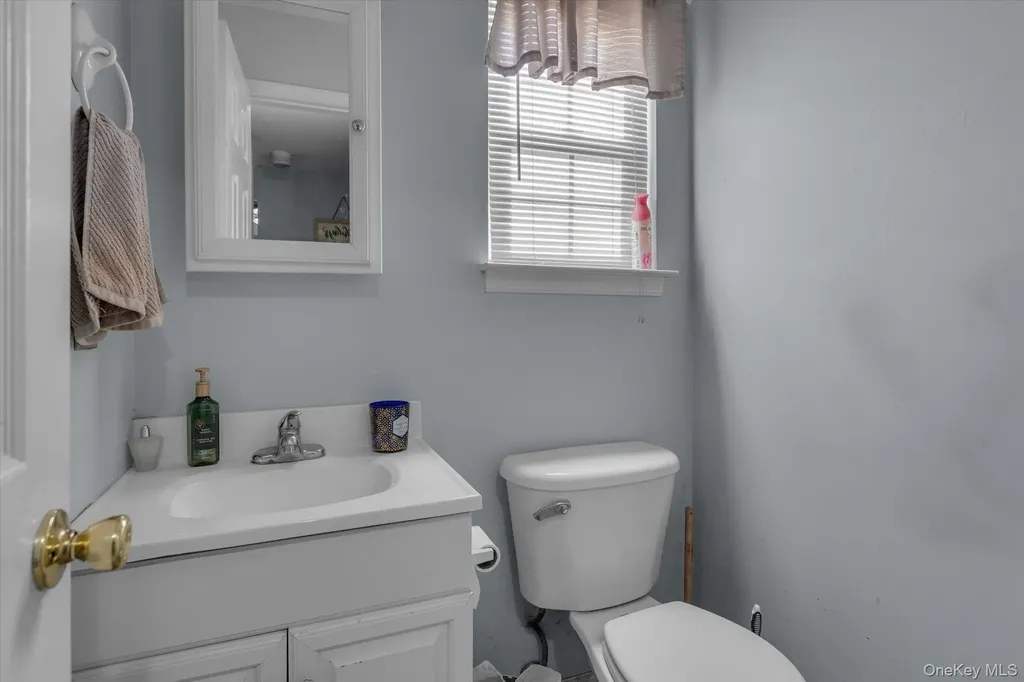 17 Ostend Circle Shirley NY 11967