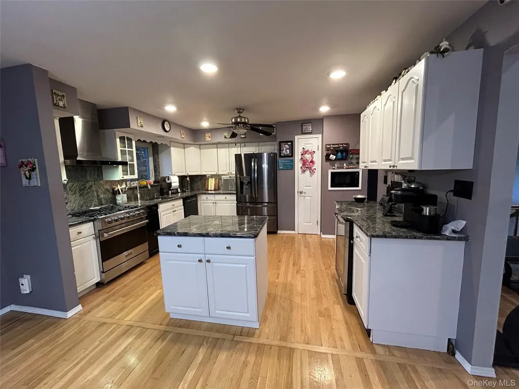 839 Pine Avenue West Islip NY 11795