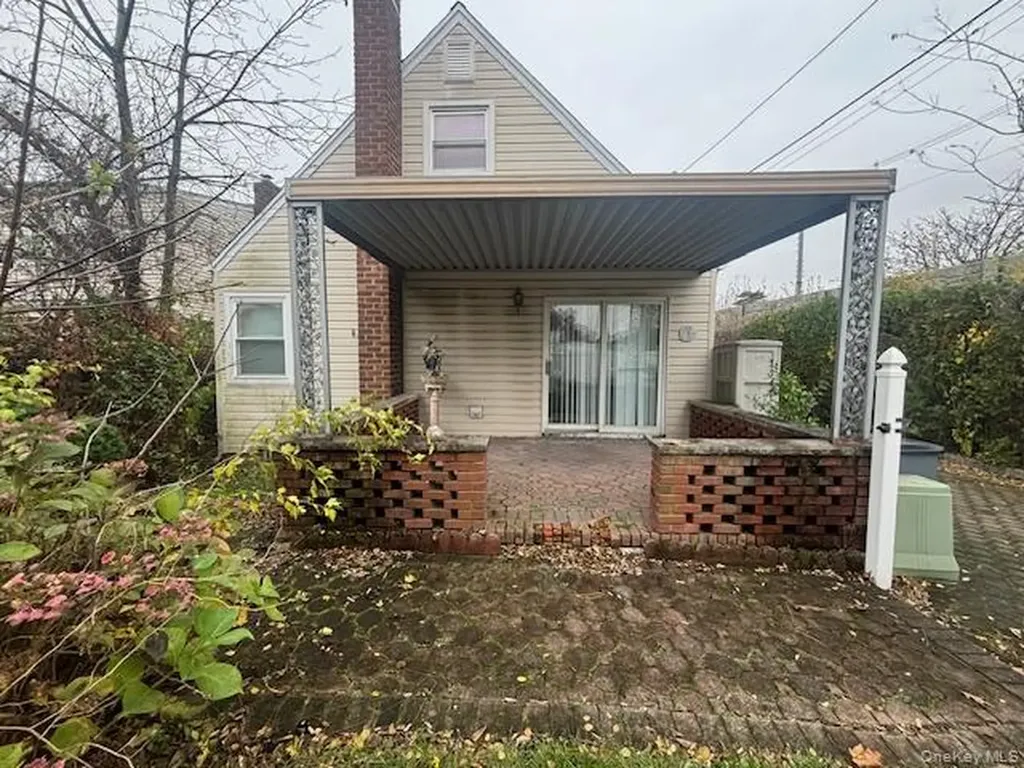 62 12th Avenue Mineola NY 11501