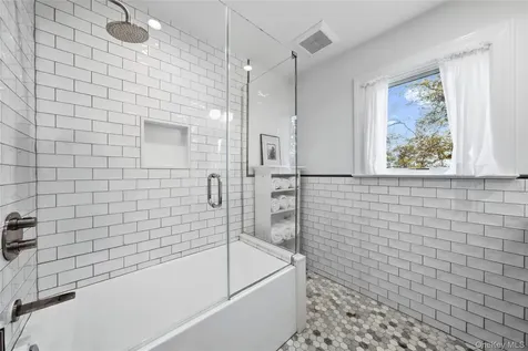 7 School Street Bayville NY 11709