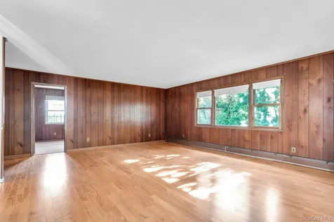 12 Violet Road Bayville NY 11709