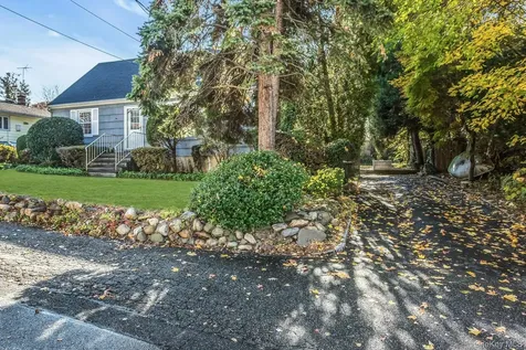 12 Violet Road Bayville NY 11709