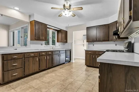 12 Violet Road Bayville NY 11709