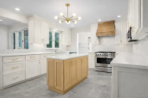 12 Violet Road Bayville NY 11709