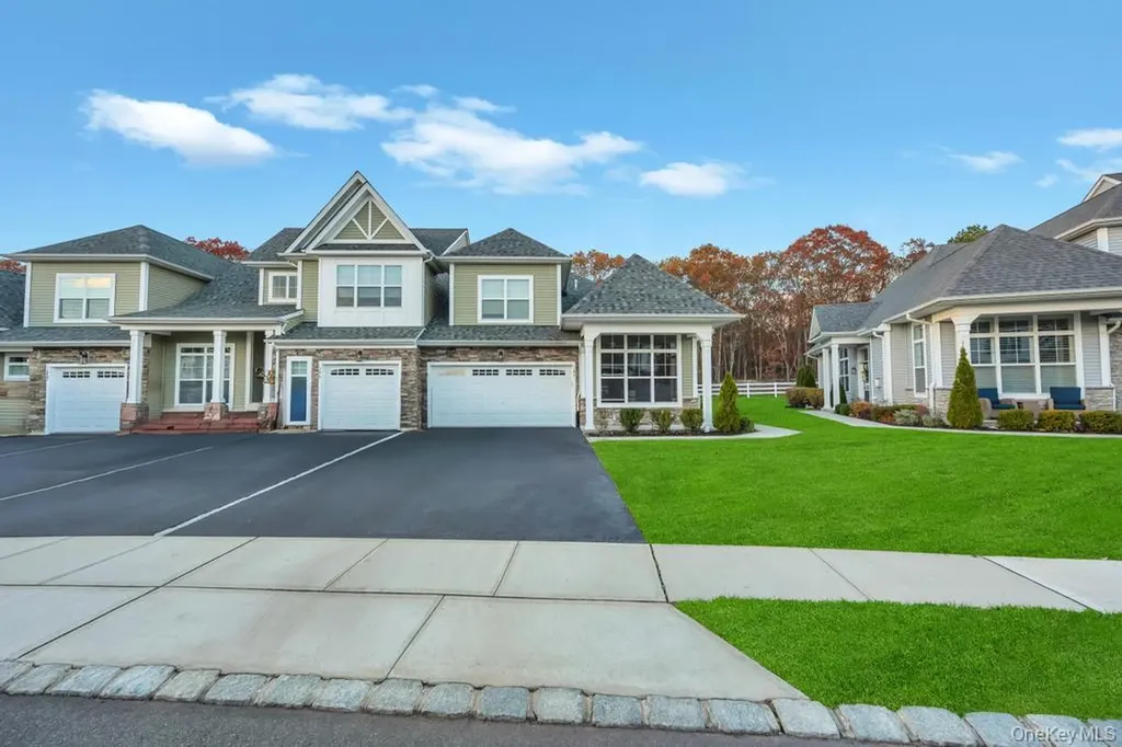 195 Belmont Circle Yaphank NY 11980