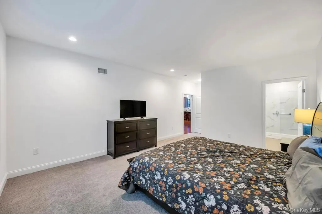 195 Belmont Circle Yaphank NY 11980