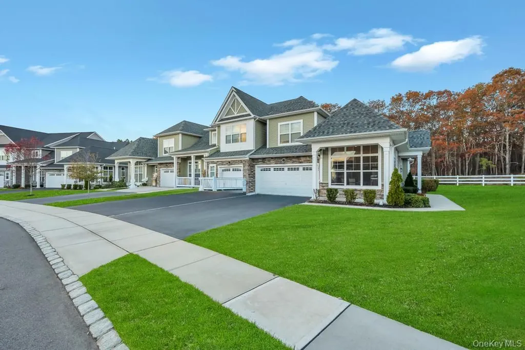 195 Belmont Circle Yaphank NY 11980