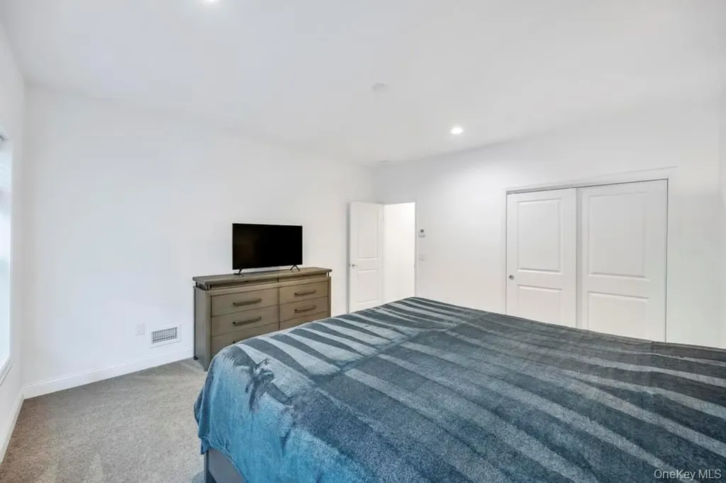 195 Belmont Circle Yaphank NY 11980