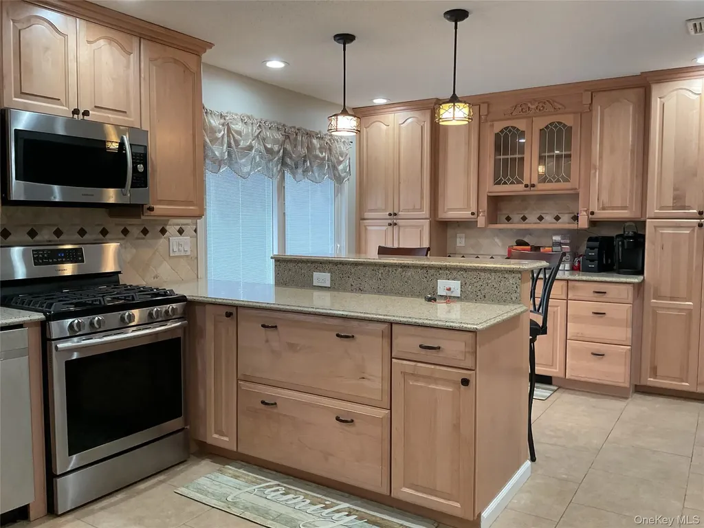 531 Boxwood Drive Shirley NY 11967