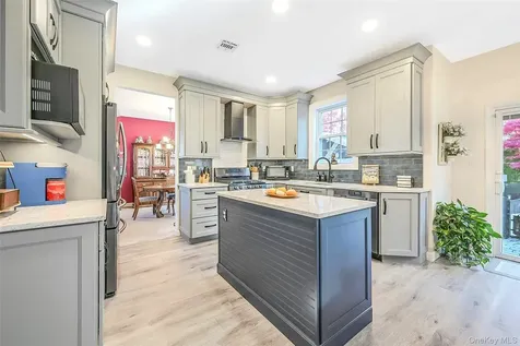 6 Laurel Crescent Manorville NY 11949