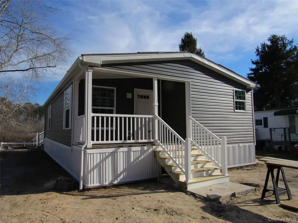525 57 Riverleigh Avenue Riverhead NY 11901
