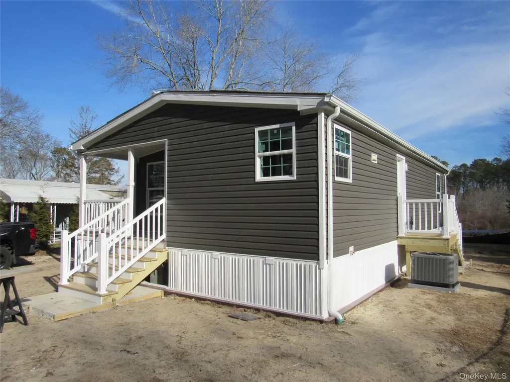 525 57 Riverleigh Avenue Riverhead NY 11901