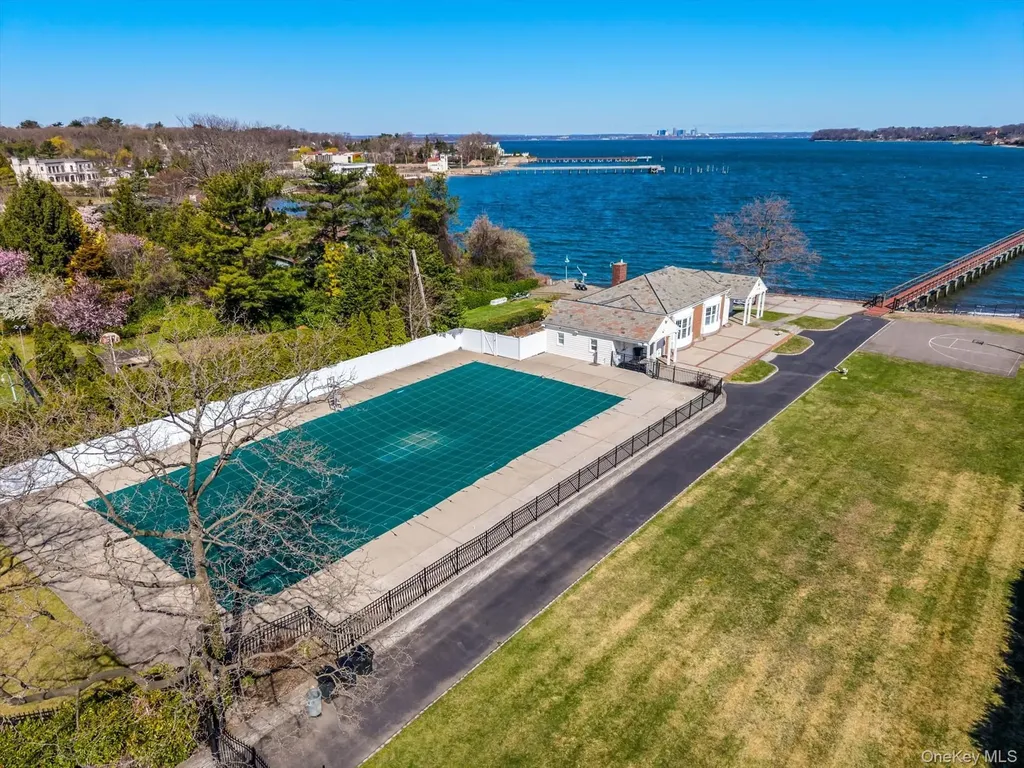 33 Harbour Road Great Neck NY 11024