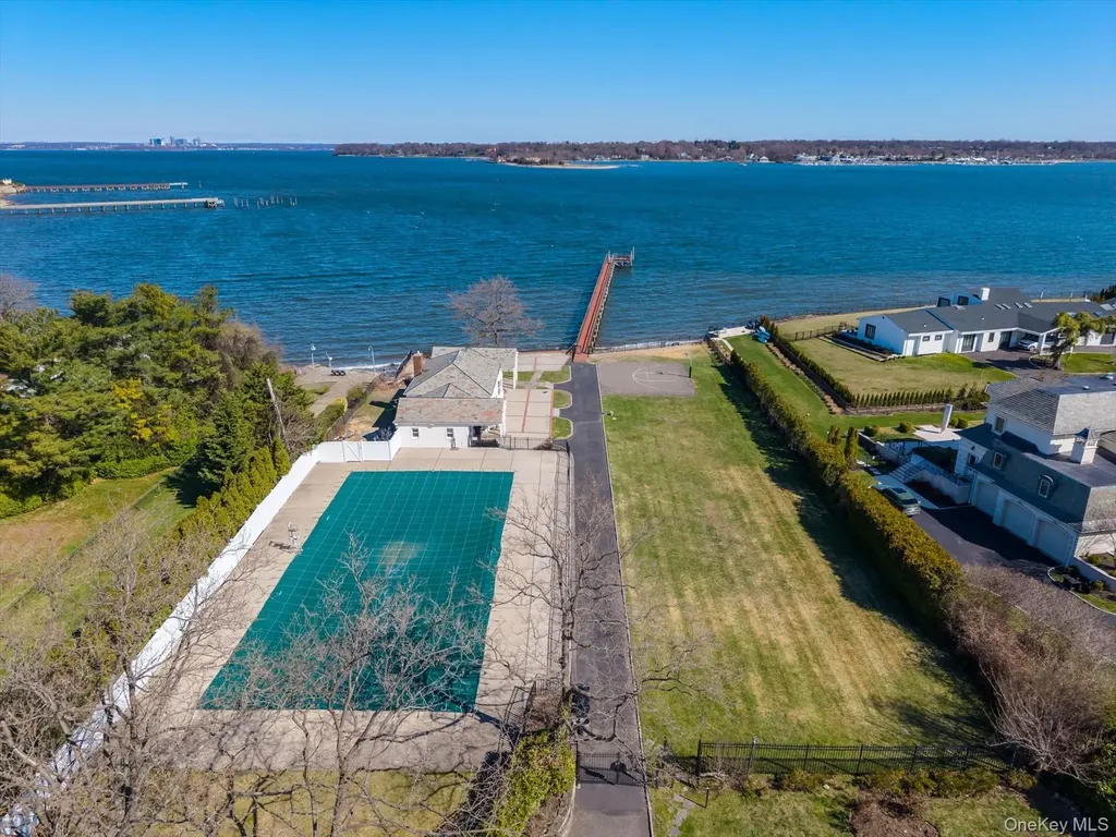 33 Harbour Road Great Neck NY 11024