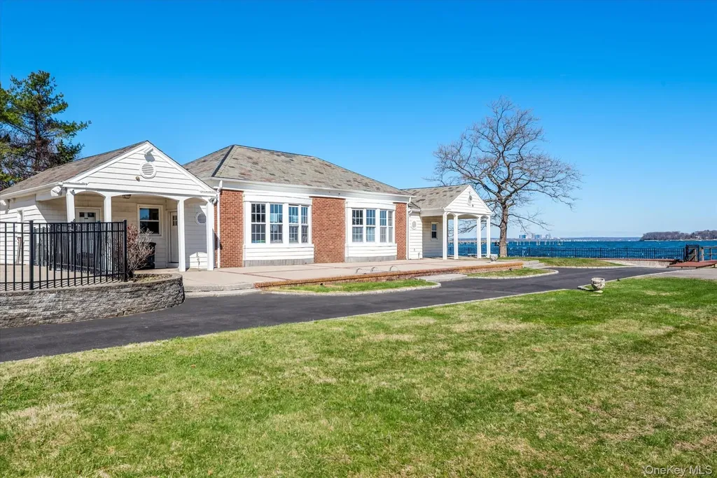 33 Harbour Road Great Neck NY 11024