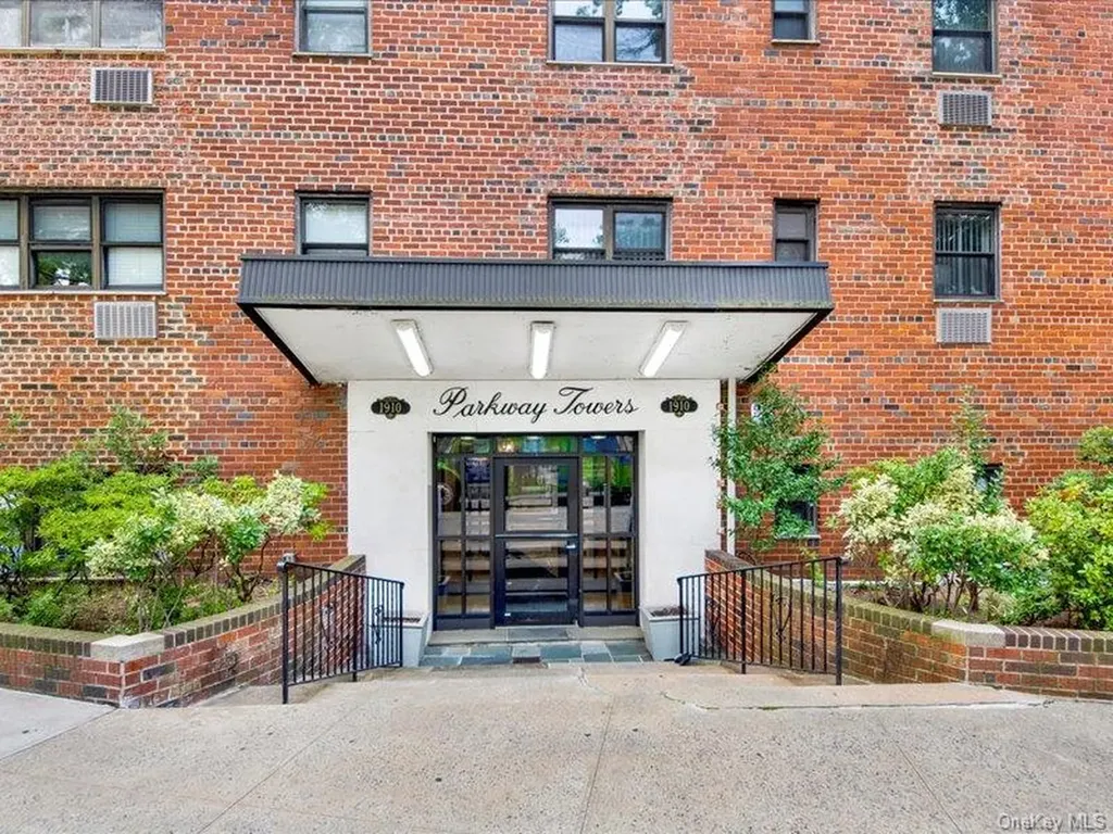 1910 S Pelham Parkway S Bronx NY 10461