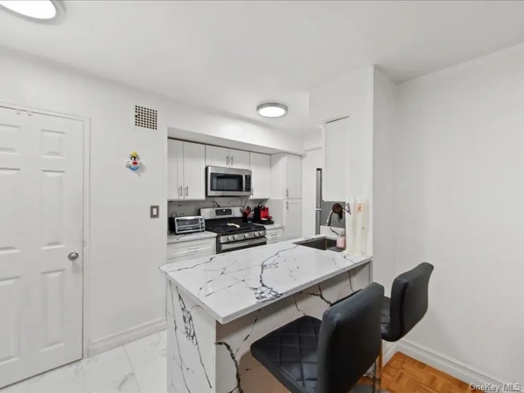 1910 S Pelham Parkway S Bronx NY 10461
