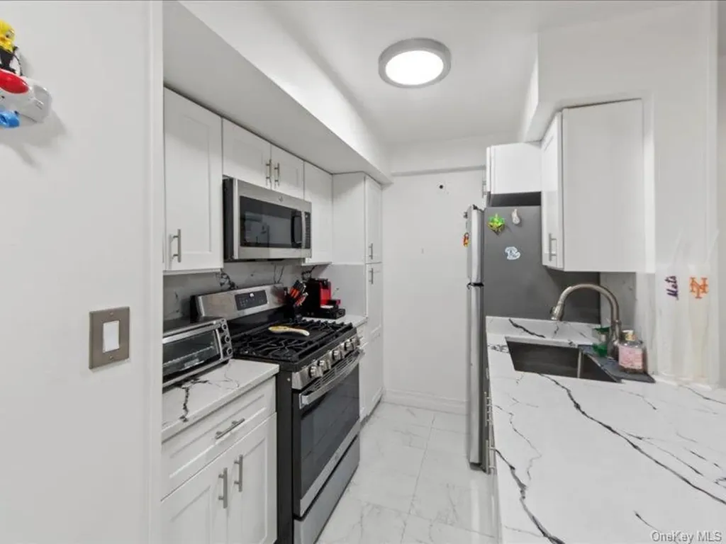 1910 S Pelham Parkway S Bronx NY 10461