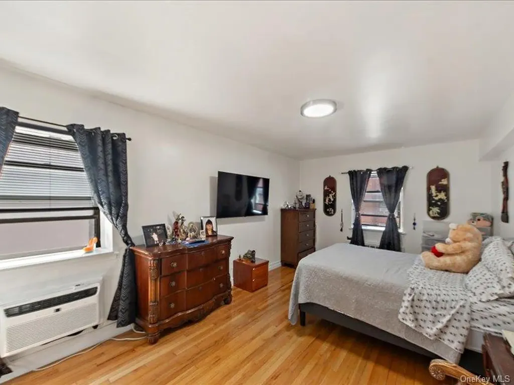 1910 S Pelham Parkway S Bronx NY 10461