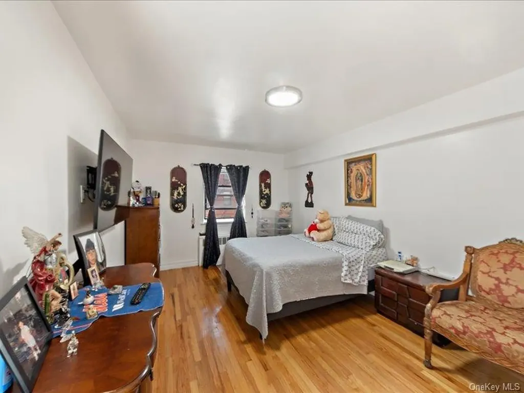 1910 S Pelham Parkway S Bronx NY 10461