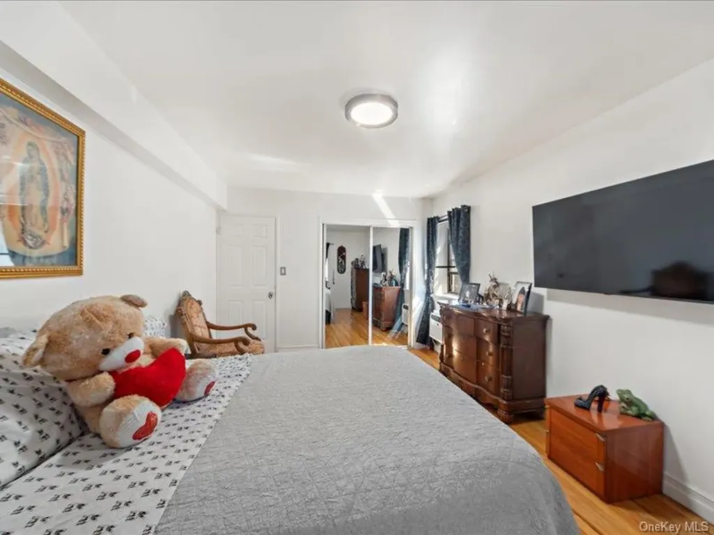 1910 S Pelham Parkway S Bronx NY 10461