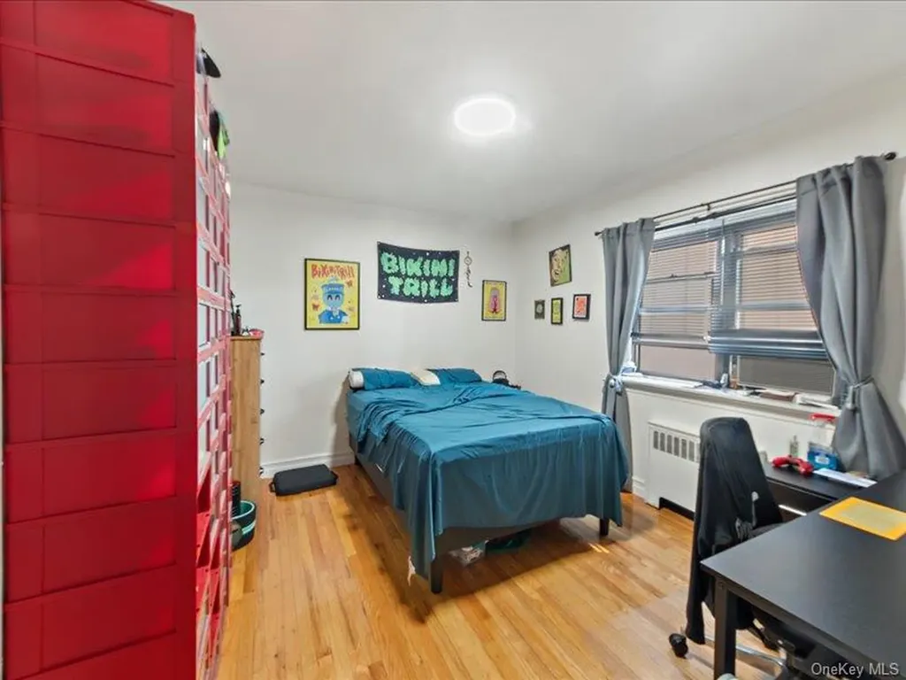 1910 S Pelham Parkway S Bronx NY 10461