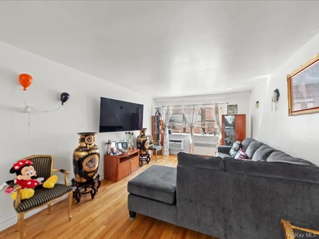 1910 S Pelham Parkway S Bronx NY 10461