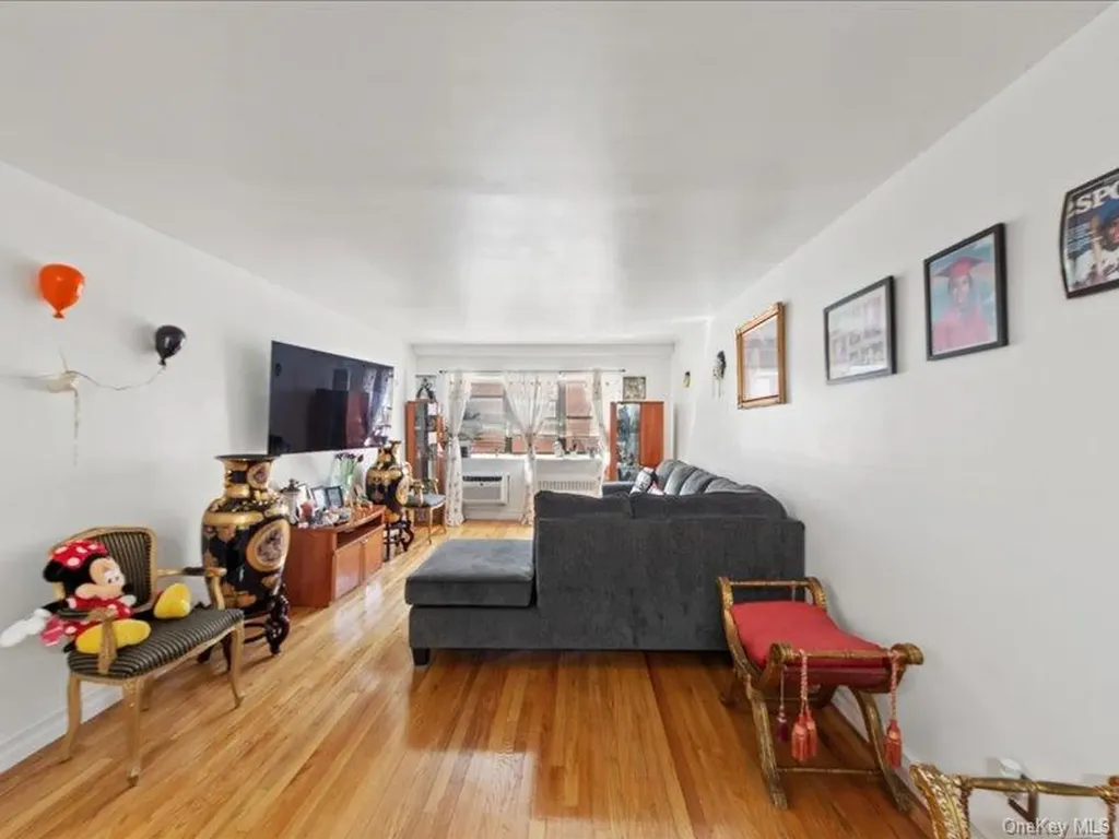 1910 S Pelham Parkway S Bronx NY 10461