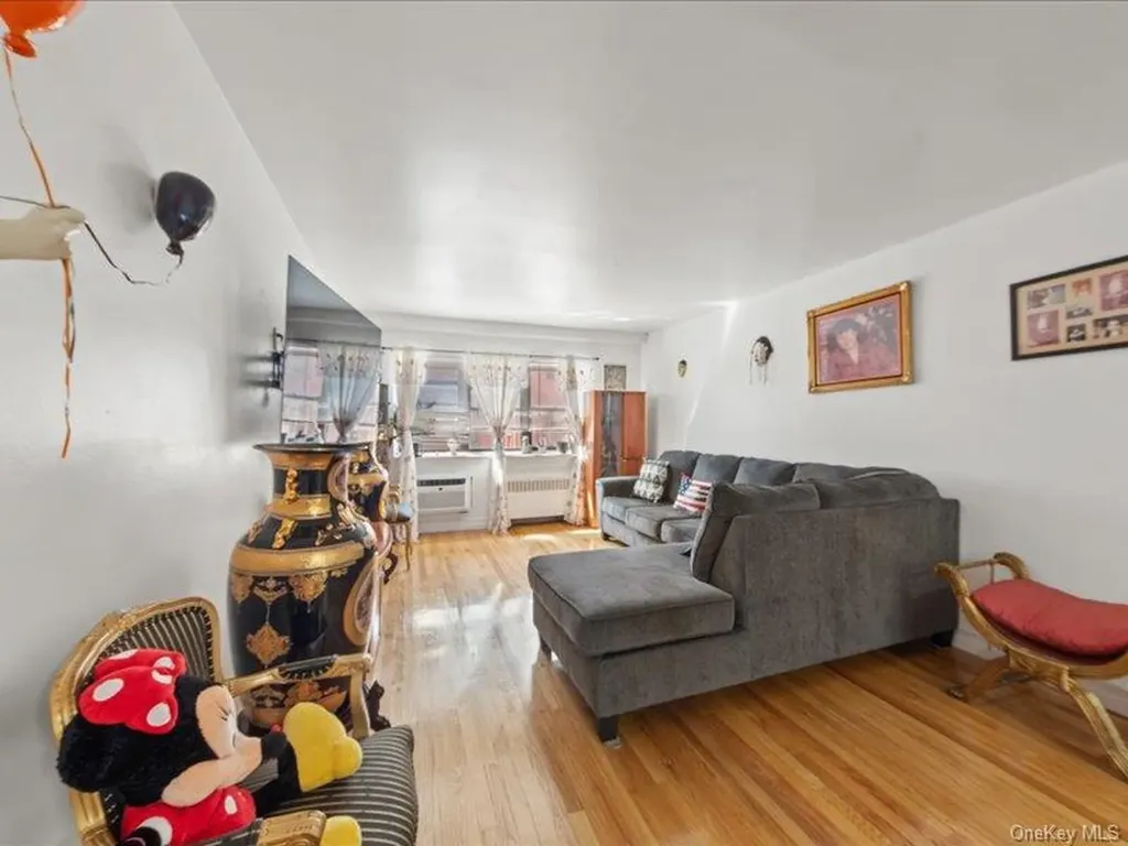 1910 S Pelham Parkway S Bronx NY 10461