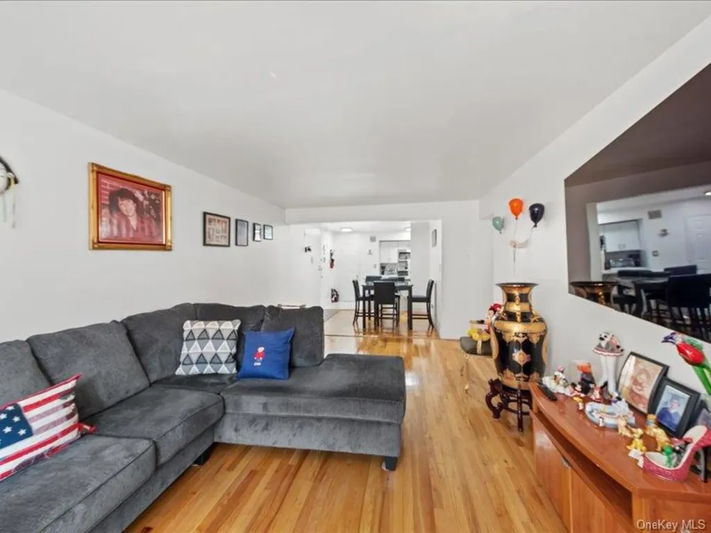 1910 S Pelham Parkway S Bronx NY 10461