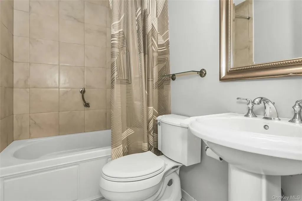 55 Harbor North Amityville NY 11701