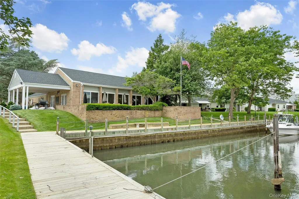55 Harbor North Amityville NY 11701