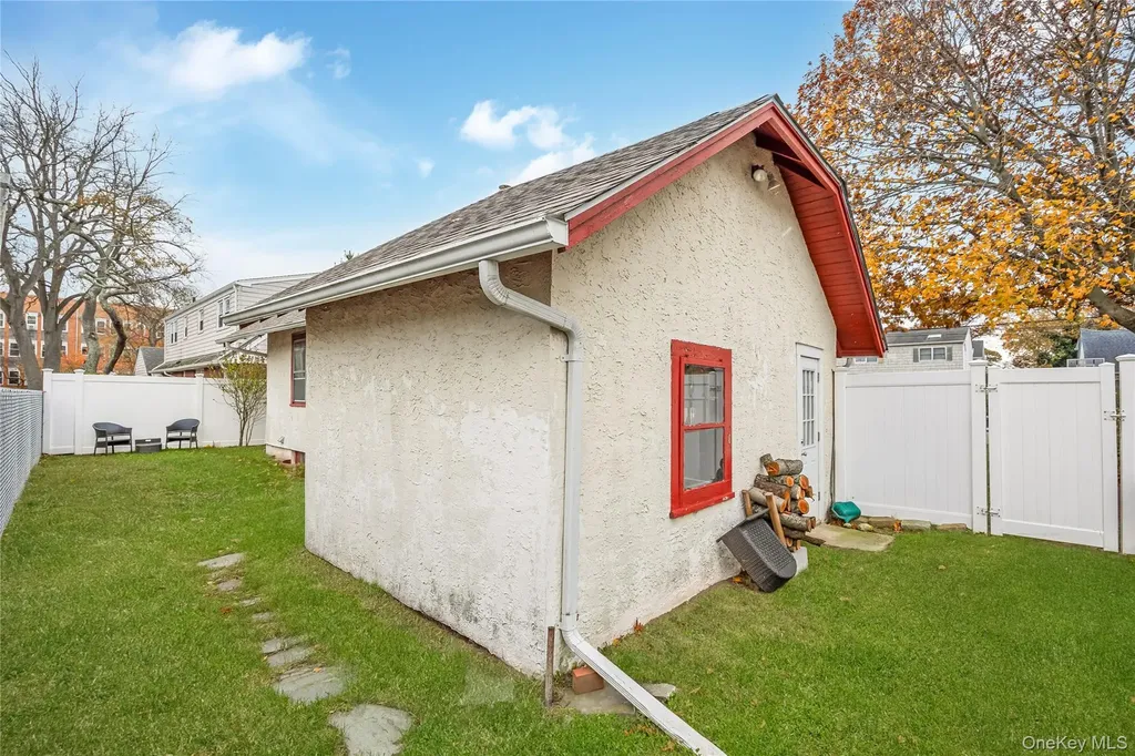 51 Castleton Court Oceanside NY 11572