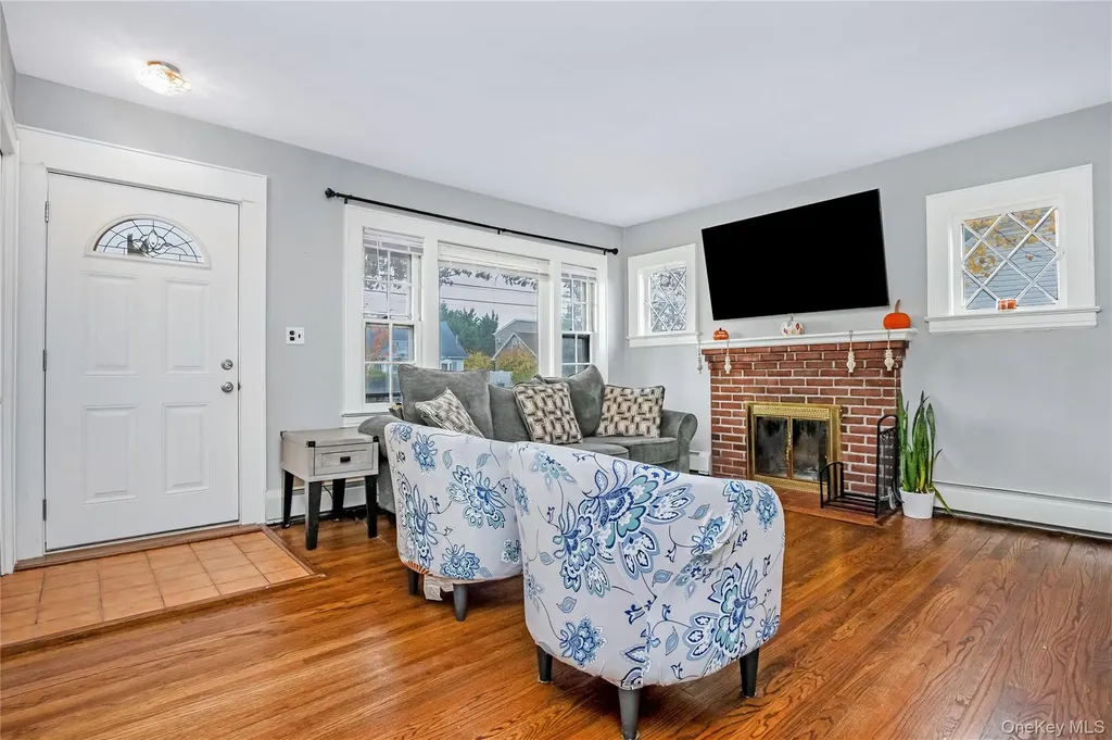 51 Castleton Court Oceanside NY 11572
