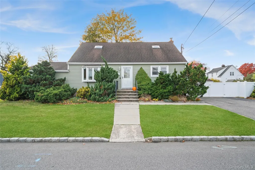 32 Beachwood Drive Babylon NY 11702