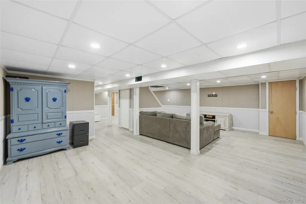 32 Beachwood Drive Babylon NY 11702