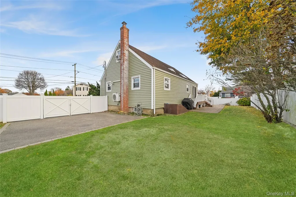 32 Beachwood Drive Babylon NY 11702