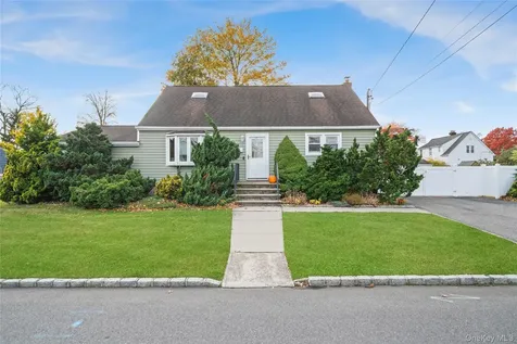 32 Beachwood Drive Babylon NY 11702