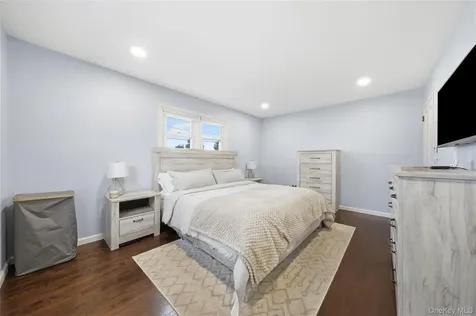 32 Beachwood Drive Babylon NY 11702