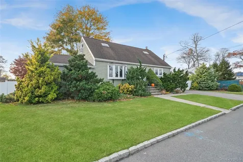 32 Beachwood Drive Babylon NY 11702