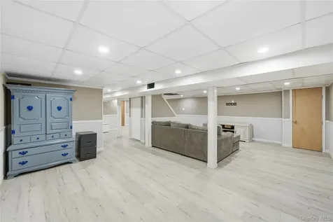 32 Beachwood Drive Babylon NY 11702