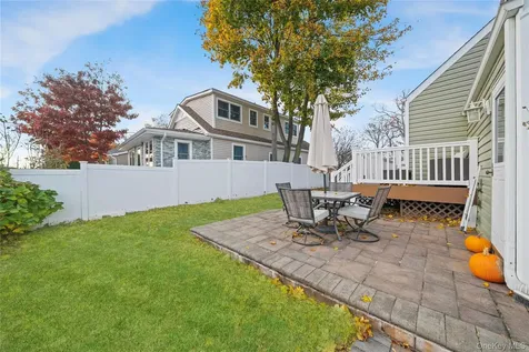 32 Beachwood Drive Babylon NY 11702