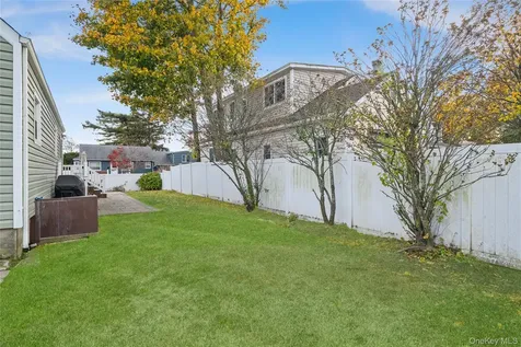 32 Beachwood Drive Babylon NY 11702