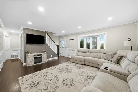 32 Beachwood Drive Babylon NY 11702