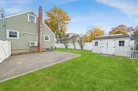32 Beachwood Drive Babylon NY 11702