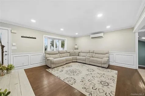 32 Beachwood Drive Babylon NY 11702