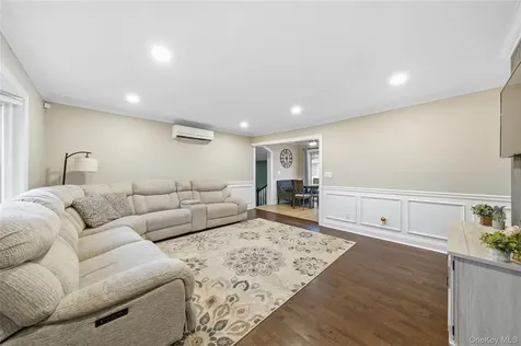 32 Beachwood Drive Babylon NY 11702